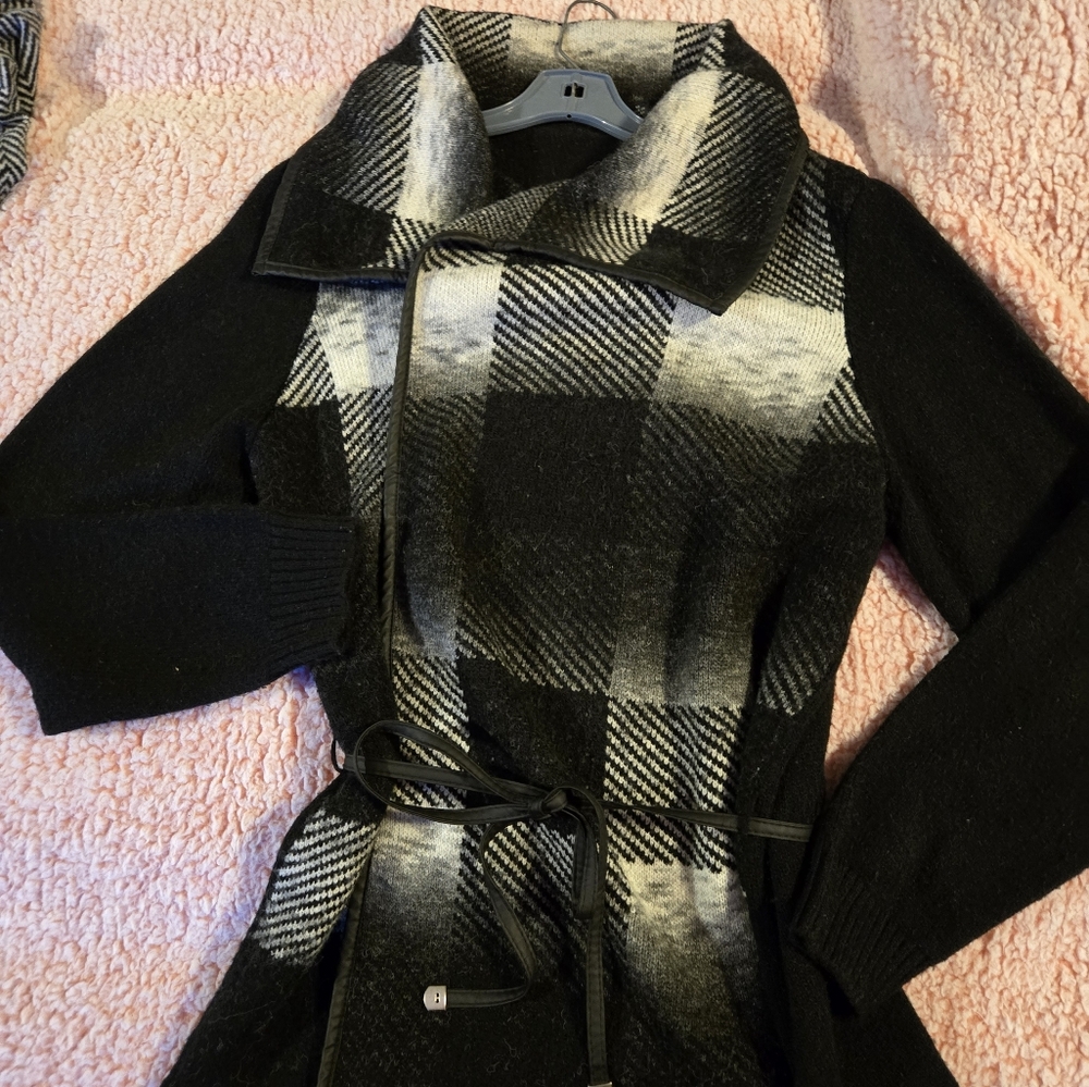Blk and white LG hounds tooth printed sweater